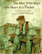 book cover of The Man Who Kept His Heart in a Bucket (Picture Puffins) (Irony) by Sonia Levitin