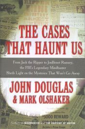 book cover of The cases that haunt us : from Jack the Ripper to JonBenet Ramsey, the FBI's legendary mindhunter sheds light on the mysteries that won't go away by John E. Douglas