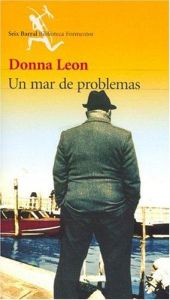 book cover of Un mar de problemas by Donna Leon