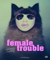 book cover of Female Trouble : die Kamera als Spiegel und Bühne weiblicher Inszenierungen ; [Pinakothek der Moderne, München, 17. Juli bis 26. Oktober 2008] by Elisabeth Bronfen