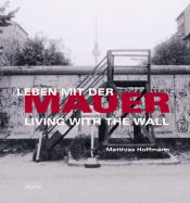 book cover of Living with the wall = Leben mit der Mauer by Matthias Hoffmann
