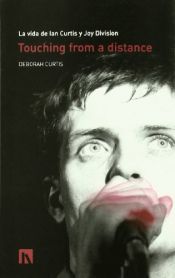 book cover of Touching from a Distance. La vida de Ian Curtis y Joy Division by Deborah Curtis